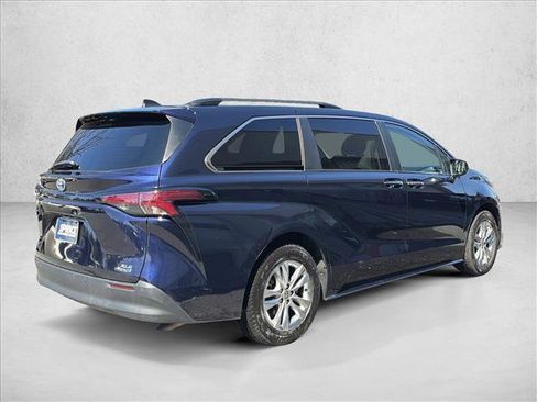 Used 2022 Toyota Sienna XLE w/ XLE Plus Package image 5