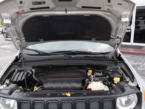 Used 2020 Jeep Renegade Altitude w/ UConnect 8.4 Nav Group FWD image 30