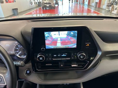 Used 2023 Toyota Highlander LE FWD image 22