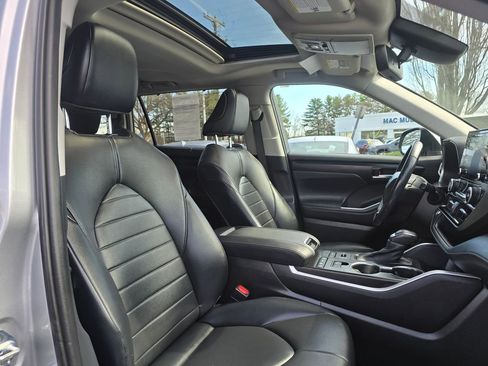 Used 2021 Toyota Highlander XLE image 12