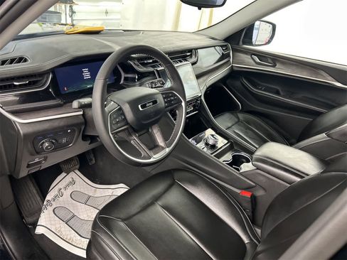 Used 2023 Jeep Grand Cherokee 4WD 4xe image 5