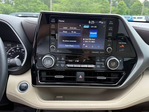 Used 2021 Toyota Highlander XLE FWD image 18