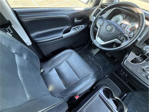 Used 2015 Toyota Sienna SE image 44