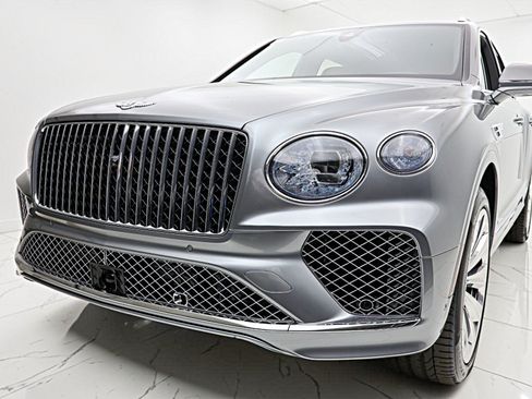 Used 2025 Bentley Bentayga AWD/4WD image 24