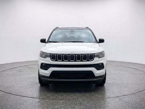 Used 2025 Jeep Compass Latitude image 2