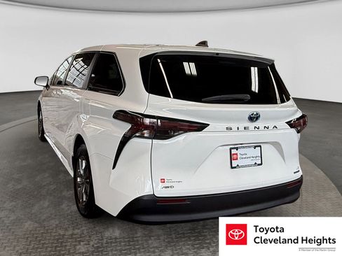 Used 2024 Toyota Sienna LE AWD/4WD image 7