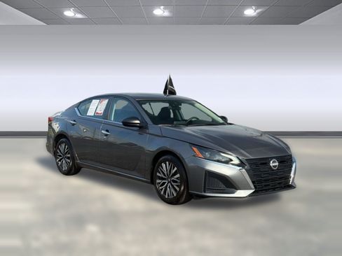 Certified 2025 Nissan Altima 2.5 SV FWD image 11