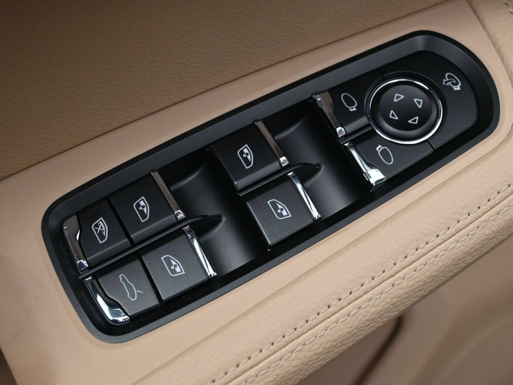 Used 2026 Porsche Macan AWD/4WD image 19