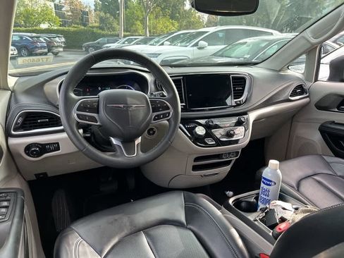 Used 2023 Chrysler Pacifica Touring-L image 8