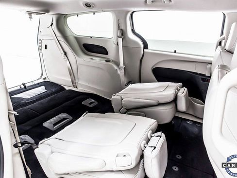 Used 2017 Chrysler Pacifica Touring-L image 35