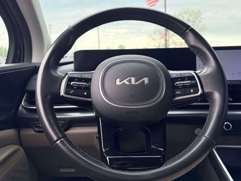 Used 2025 Kia Carnival FWD image 17