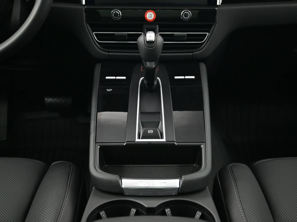 Certified 2026 Porsche Macan AWD/4WD image 10