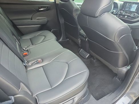 Certified 2021 Toyota Highlander XLE AWD/4WD image 16
