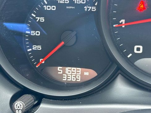 Certified 2021 Porsche Macan image 27