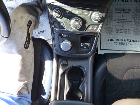 Used 2016 Chrysler 200 S FWD image 32