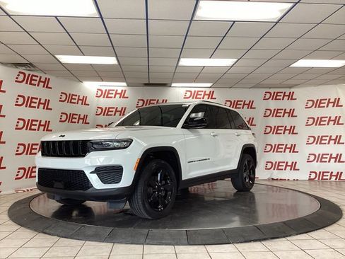 Used 2023 Jeep Grand Cherokee Altitude AWD/4WD image 3