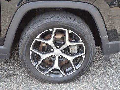 Used 2024 Jeep Compass Latitude image 10