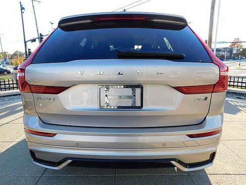 Certified 2025 Volvo XC60 B5 Plus image 9