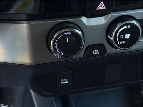 Used 2018 Toyota Tacoma SR5 AWD/4WD image 15