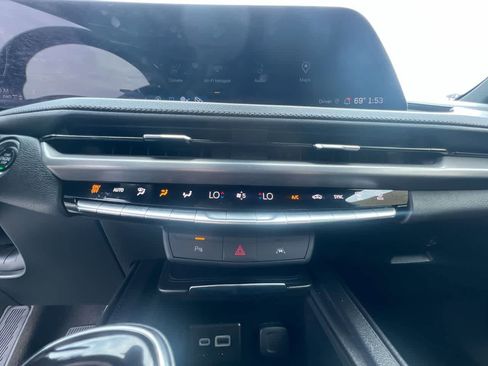 Used 2024 Cadillac XT4 Premium Luxury image 19