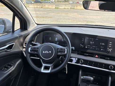 Used 2025 Kia Sportage LX FWD image 30