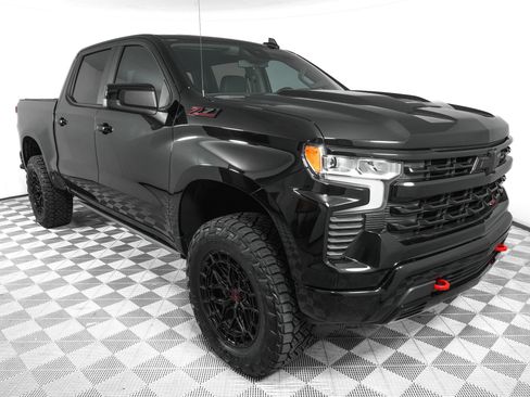 Used 2025 Chevrolet Silverado 1500 LT Trail Boss w/ Convenience Package II AWD/4WD image 2