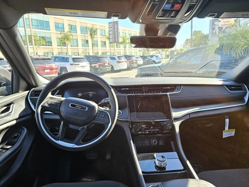 New 2025 Jeep Grand Cherokee L Laredo image 27