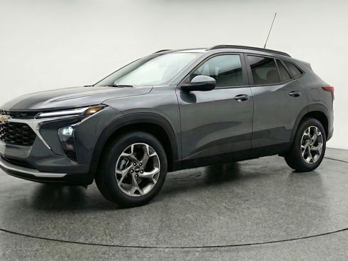 Used 2025 Chevrolet Trax LT FWD image 3