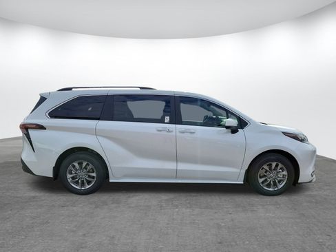 New 2026 Toyota Sienna XLE image 4