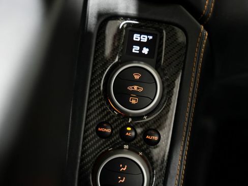 Used 2015 McLaren 650S Spider image 33