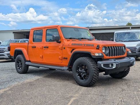 Used 2025 Jeep Gladiator Sport AWD/4WD image 2