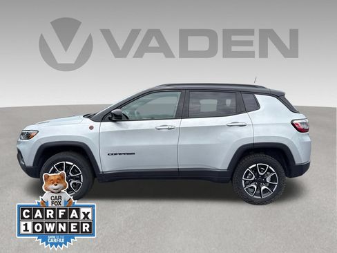Used 2025 Jeep Compass Trailhawk AWD/4WD image 2