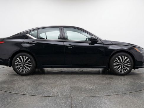 Used 2025 Nissan Altima 2.5 SV FWD image 11