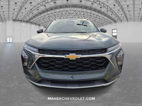 Used 2025 Chevrolet Trax LT FWD image 2