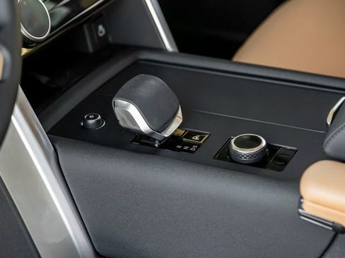 New 2025 Land Rover Discovery Metropolitan Edition image 19