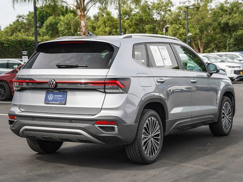 Certified 2025 Volkswagen Taos SE image 9