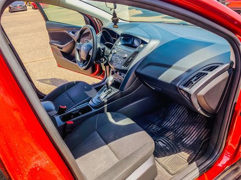 Used 2018 Ford Focus SE w/ SE Appearance Package image 13