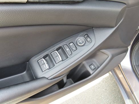 Used 2019 Honda Accord Hybrid image 12