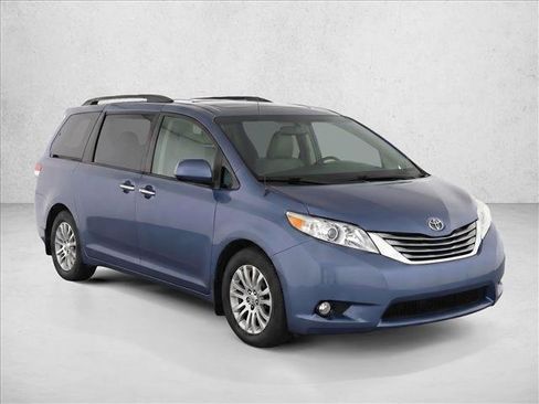 Used 2014 Toyota Sienna XLE w/ Preferred Accessory Package FWD image 3