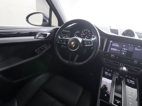 Used 2023 Porsche Macan image 12