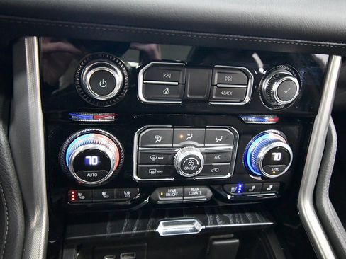 Used 2021 GMC Yukon Denali w/ Denali Premium Package image 27