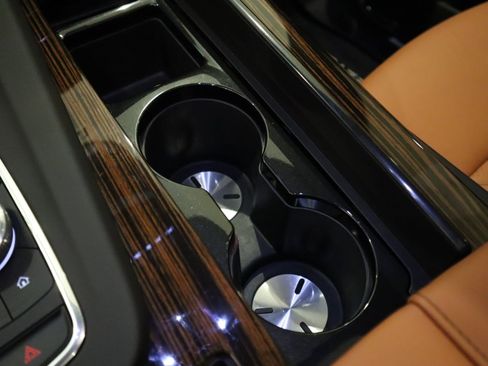 Used 2024 Cadillac Escalade Premium Luxury AWD/4WD image 33
