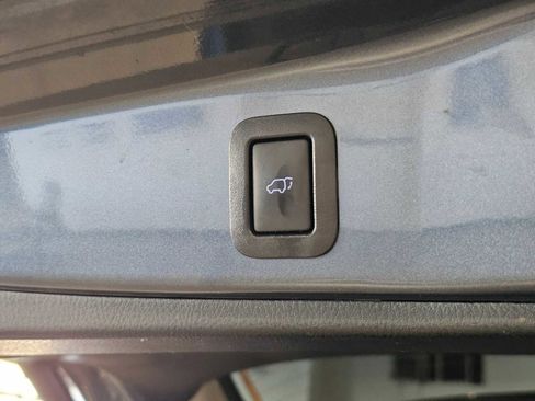 Used 2019 Toyota Highlander XLE image 17