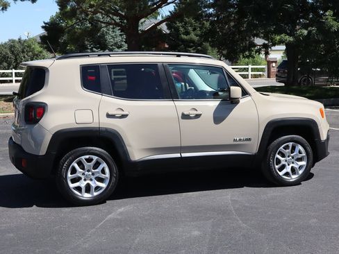 Used 2015 Jeep Renegade Latitude w/ Popular Equipment Group AWD/4WD image 4
