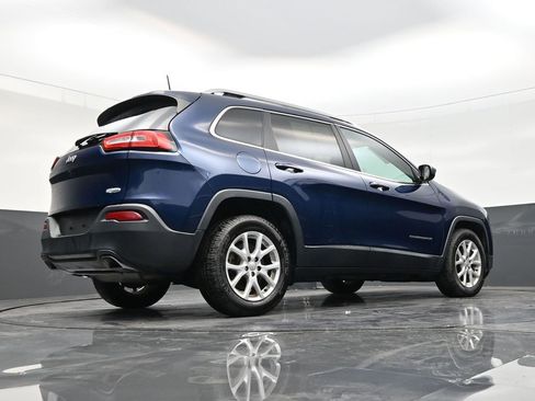 Used 2018 Jeep Cherokee Latitude Plus w/ Cold Weather Group FWD image 23