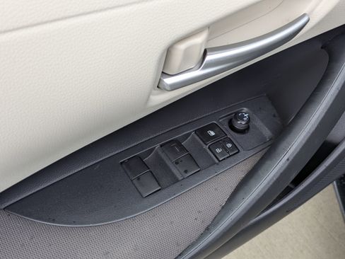 Used 2021 Toyota Corolla LE FWD image 11