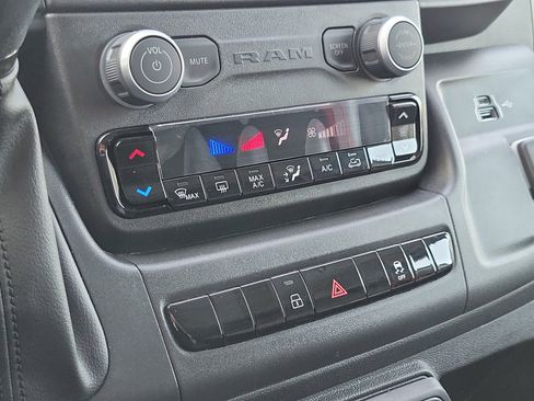 Used 2025 RAM ProMaster 2500 w/ Convenience Group image 13
