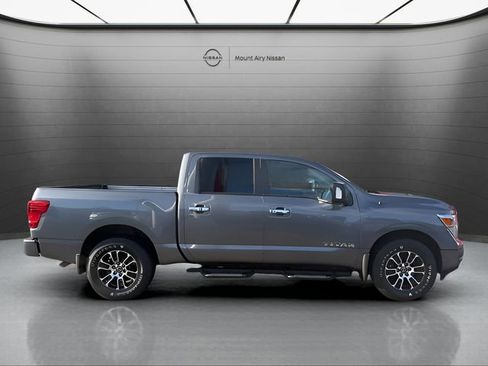 Used 2021 Nissan Titan SV w/ SV Convenience Package image 2