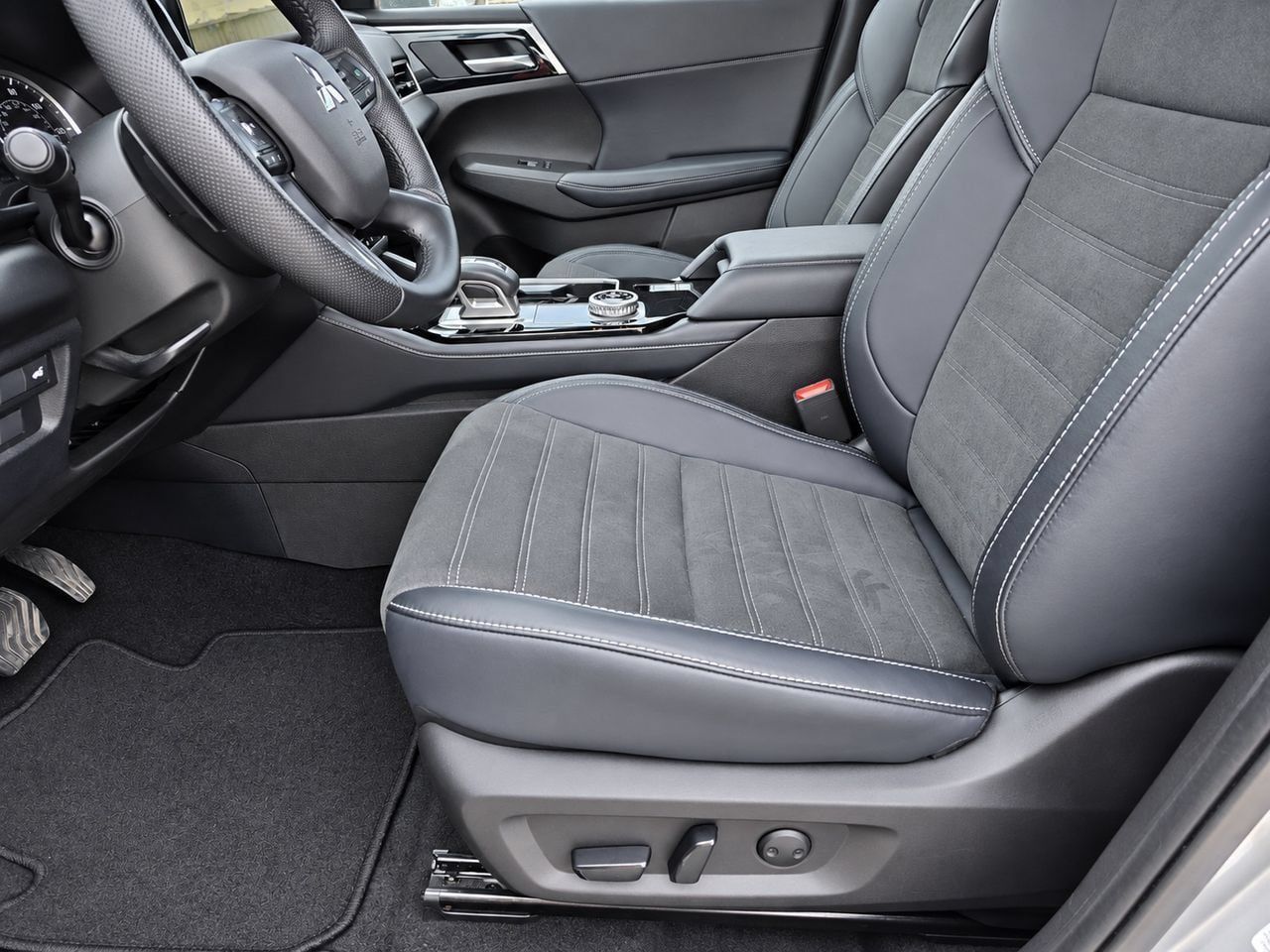Used 2025 Mitsubishi Outlander SE AWD/4WD image 16