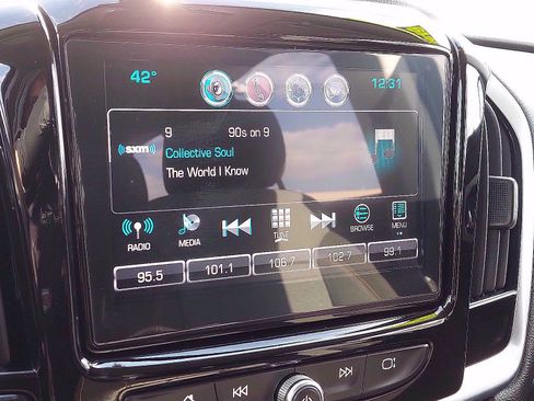 Used 2019 Chevrolet Traverse LT image 17